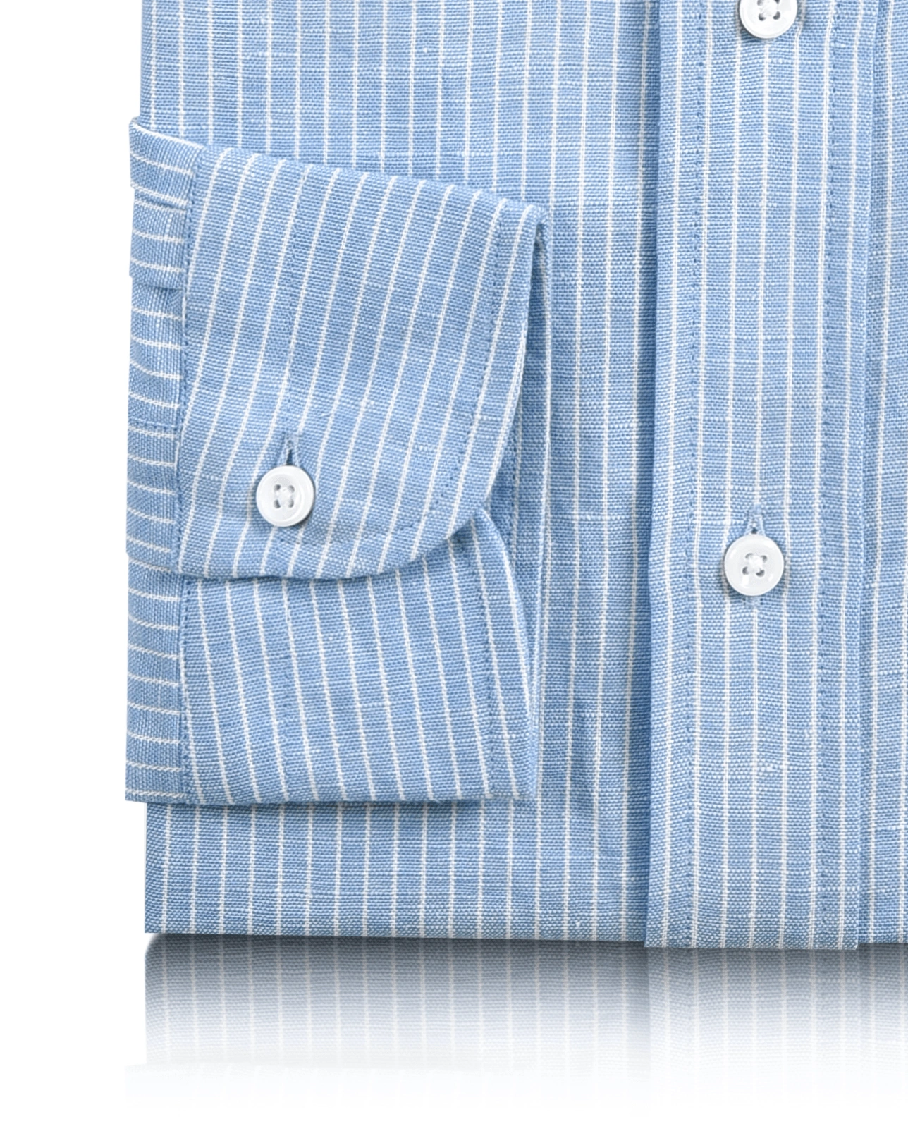 Blau-Weiß gestreiftes Leinenhemd: Sommerfrische trifft auf stilvolle Eleganz.